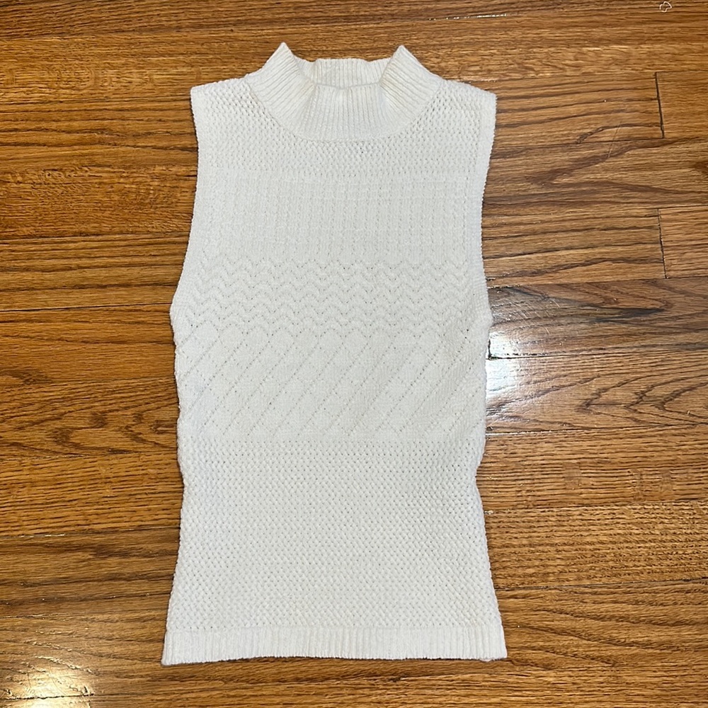 White knead sleeveless turtleneck